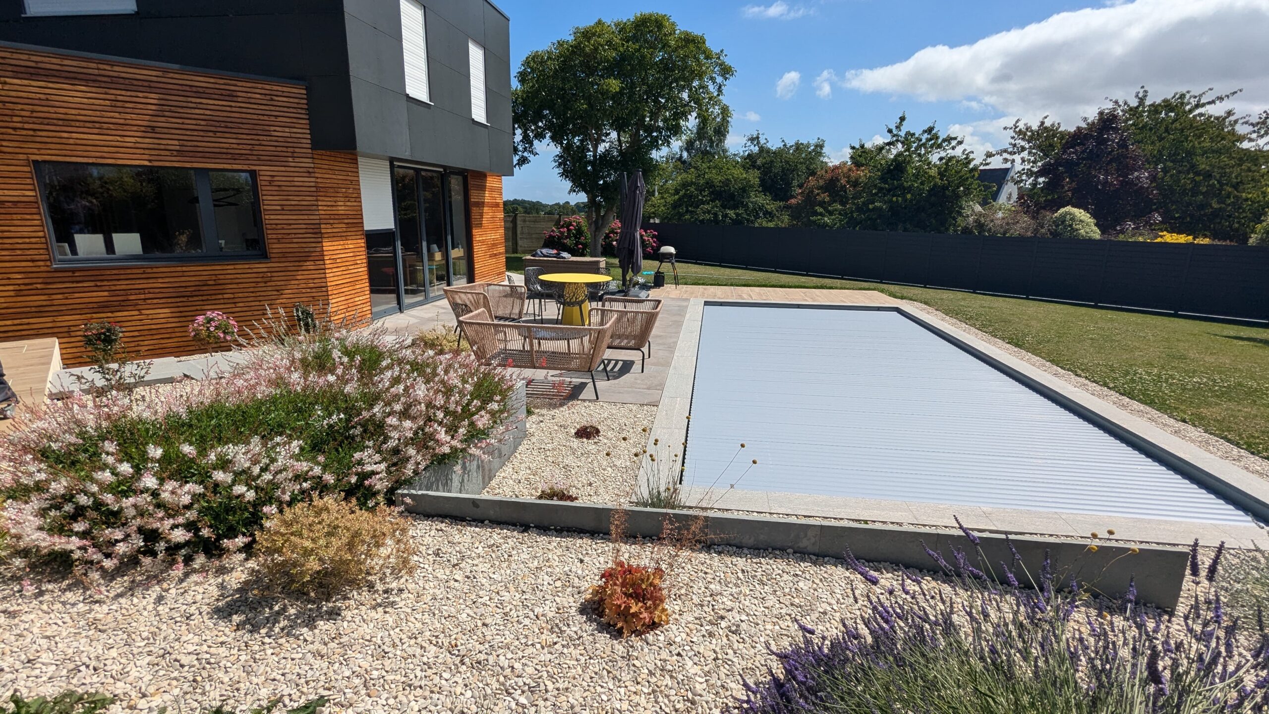 Aménagement de terrasses autour d’une piscine avec création du jardin à Cesson Sévigné, Paysagiste FRED TOMA